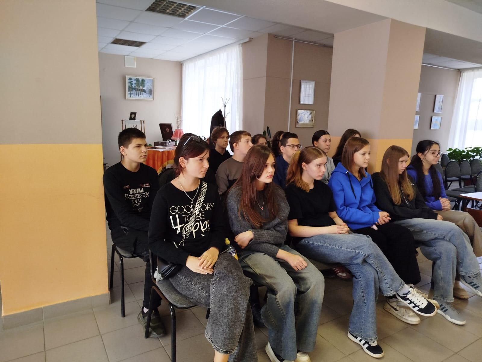 В детской библиотеке для восьмиклассников МБОУ-СОШ №9 им. А.Г. Карлова прошел урок правовой грамотности «Защити себя от экстремизма» В детской библиотеке для восьмиклассников МБОУ-СОШ №9 им. А.Г. Карлова прошел урок правовой грамотности «Защити себя от экстремизма»