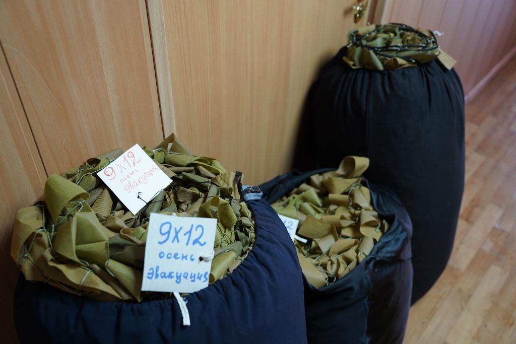 Брянские таможенники передали военнослужащим в зону проведения специальной военной операции угощения, предмета быта и маскировочные сети Брянские таможенники передали военнослужащим в зону проведения специальной военной операции угощения, предмета быта и маскировочные сети