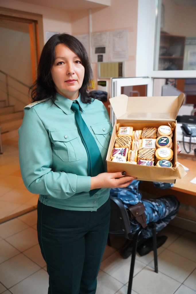 Брянские таможенники передали военнослужащим в зону проведения специальной военной операции угощения, предмета быта и маскировочные сети Брянские таможенники передали военнослужащим в зону проведения специальной военной операции угощения, предмета быта и маскировочные сети