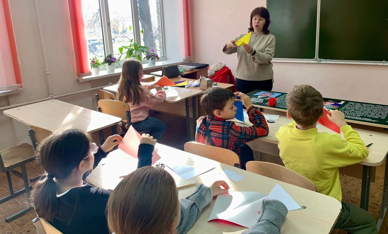 28 октября, в МБОУ - СОШ №3 им. С.Орджоникидзе г.Клинцы прошел увлекательный мастер-класс по созданию открытки в виде машины, для учащихся 2,4 классов под руководством педагога дополнительного образования Жуковой Натальи... 28 октября, в МБОУ - СОШ №3 им. С.Орджоникидзе г.Клинцы прошел увлекательный мастер-класс по созданию открытки в виде машины, для учащихся 2,4 классов под руководством педагога дополнительного образования Жуковой Натальи...