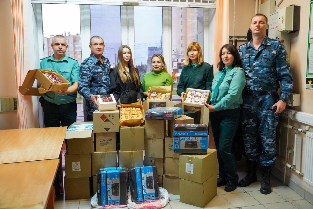 Брянские таможенники передали военнослужащим в зону проведения специальной военной операции угощения, предмета быта и маскировочные сети Брянские таможенники передали военнослужащим в зону проведения специальной военной операции угощения, предмета быта и маскировочные сети