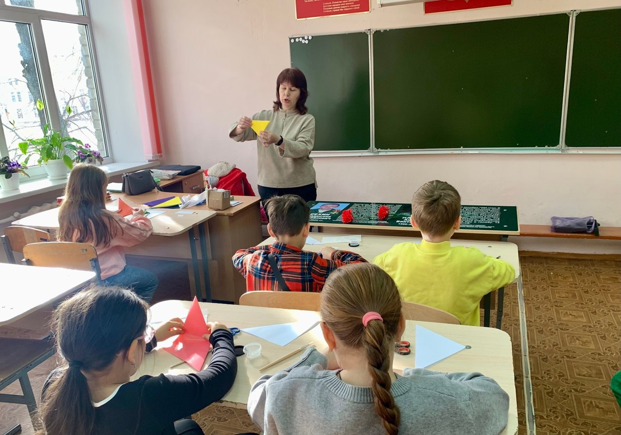 28 октября, в МБОУ - СОШ №3 им. С.Орджоникидзе г.Клинцы прошел увлекательный мастер-класс по созданию открытки в виде машины, для учащихся 2,4 классов под руководством педагога дополнительного образования Жуковой Натальи... 28 октября, в МБОУ - СОШ №3 им. С.Орджоникидзе г.Клинцы прошел увлекательный мастер-класс по созданию открытки в виде машины, для учащихся 2,4 классов под руководством педагога дополнительного образования Жуковой Натальи...