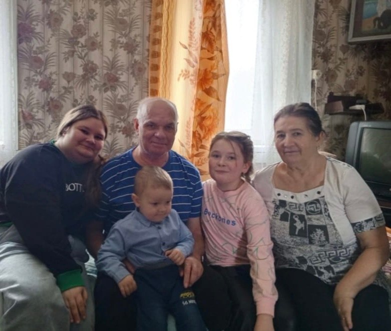 Сердца, полные тепла: семьи сотрудников КЦСОН Севского района отметили День бабушек и дедушек