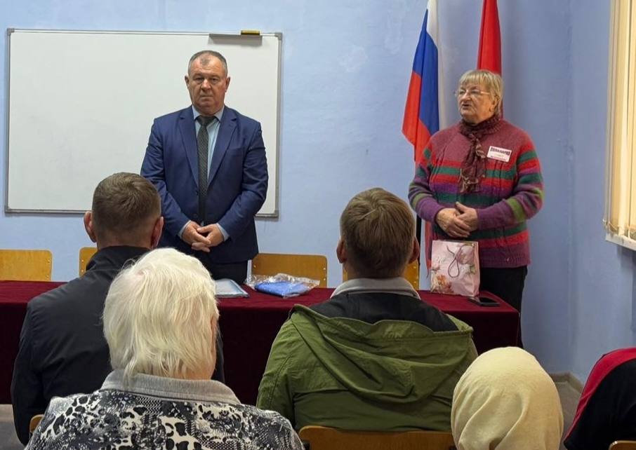 В преддверии Дня народного единства, в МБУК ГДК им. А.М. Горького состоялось награждение граждан серебряного возраста - участников волонтерского патриотического клуба "Феникс" Володарского района В преддверии Дня народного единства, в МБУК ГДК им. А.М. Горького состоялось награждение граждан серебряного возраста - участников волонтерского патриотического клуба "Феникс" Володарского района