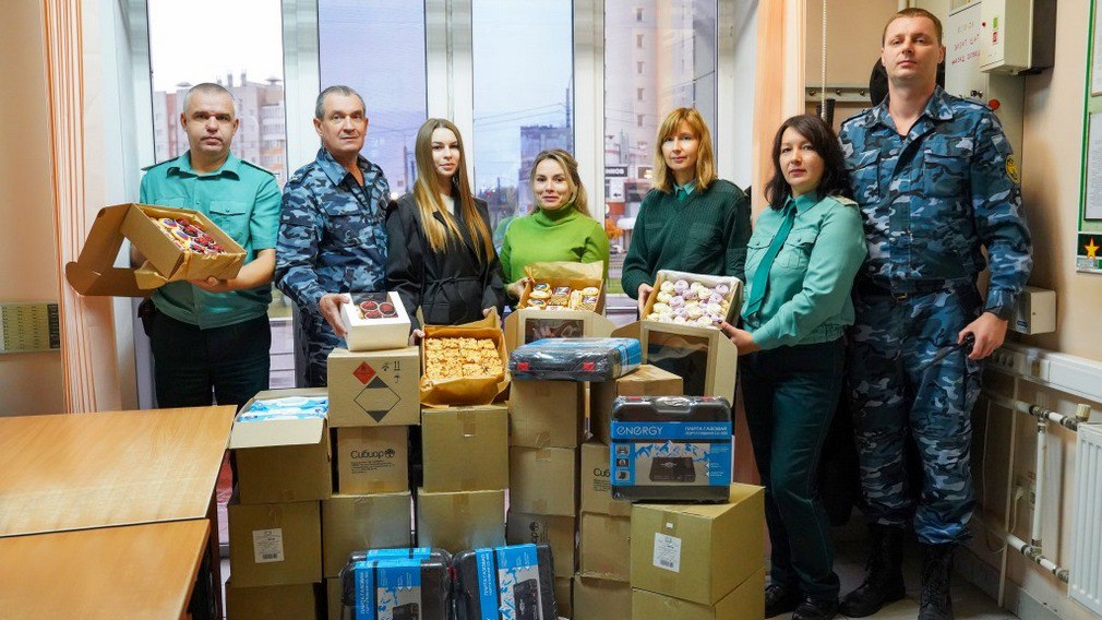 Брянские таможенники передали военнослужащим в зону проведения специальной военной операции угощения, предмета быта и маскировочные сети
