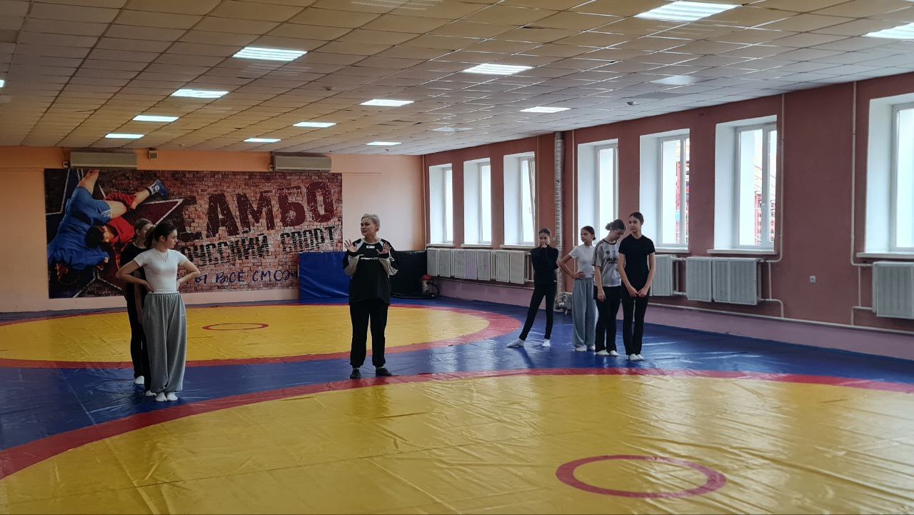 28 октября педагог дополнительного образования Центра детского творчества Рословец И.Б. в рамках социального партнерства организовала мастер – класс «Народный танец» для детей, посещающих МБУДО СШ «Луч» им. В. Фридзона