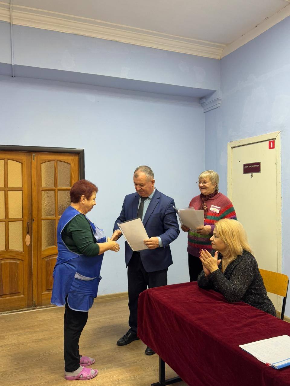 В преддверии Дня народного единства, в МБУК ГДК им. А.М. Горького состоялось награждение граждан серебряного возраста - участников волонтерского патриотического клуба "Феникс" Володарского района В преддверии Дня народного единства, в МБУК ГДК им. А.М. Горького состоялось награждение граждан серебряного возраста - участников волонтерского патриотического клуба "Феникс" Володарского района