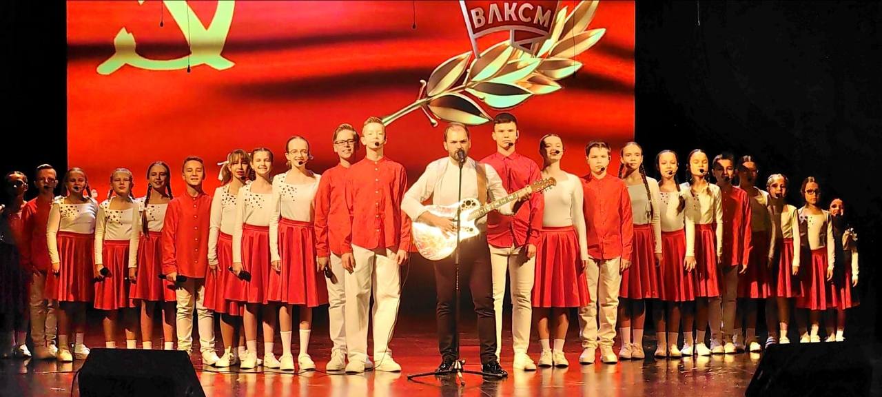 28 октября в ГДК железнодорожников для студентов "Петербургского государственного университета путей сообщения Императора Александра I" прошёл праздничный концерт "Время, вперёд!", посвящённый 107-ой годовщине ВЛКСМ