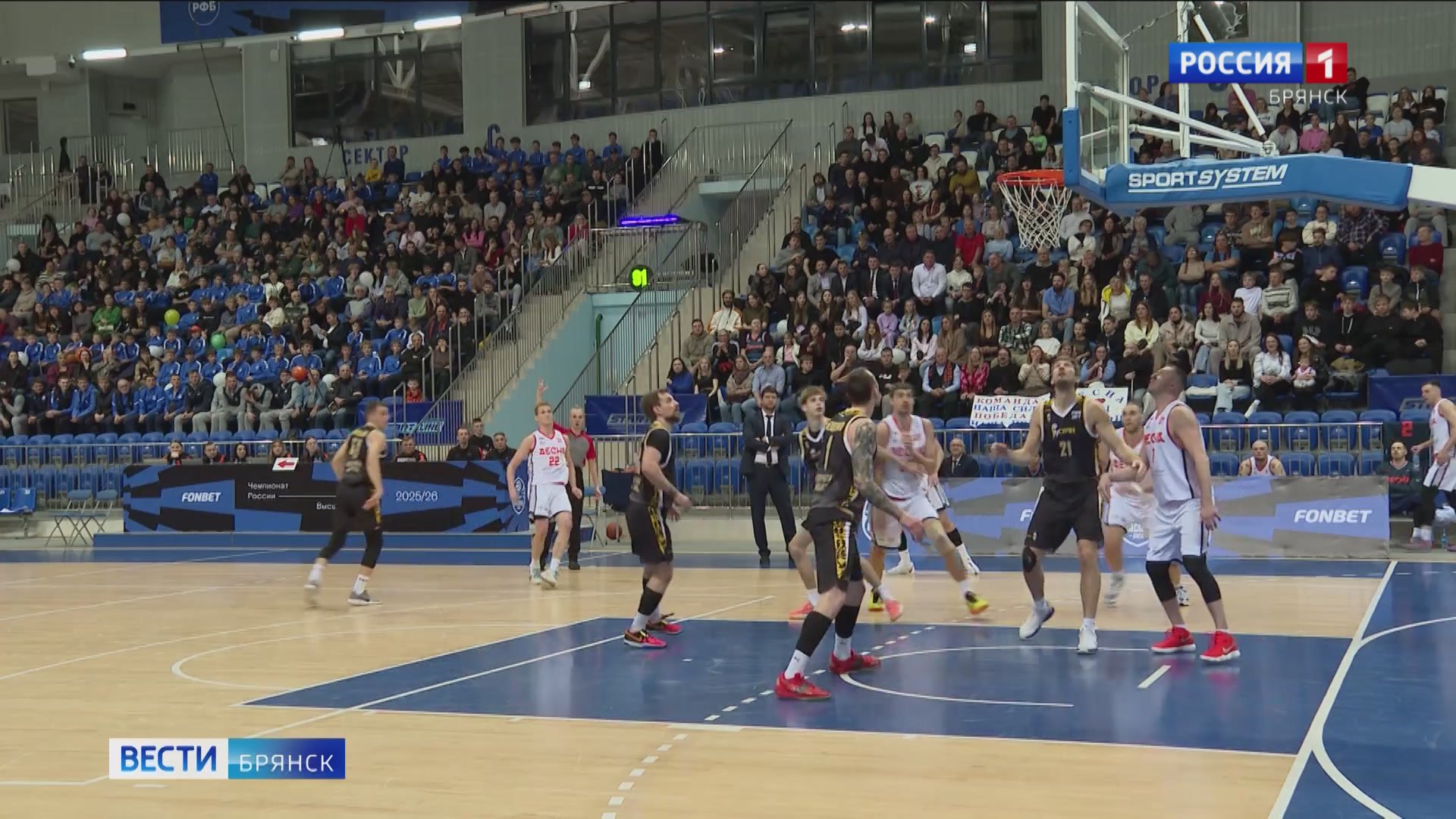В первом домашнем матче брянская баскетбольная команда "Десна" встретилась с курской командой "Русичи"