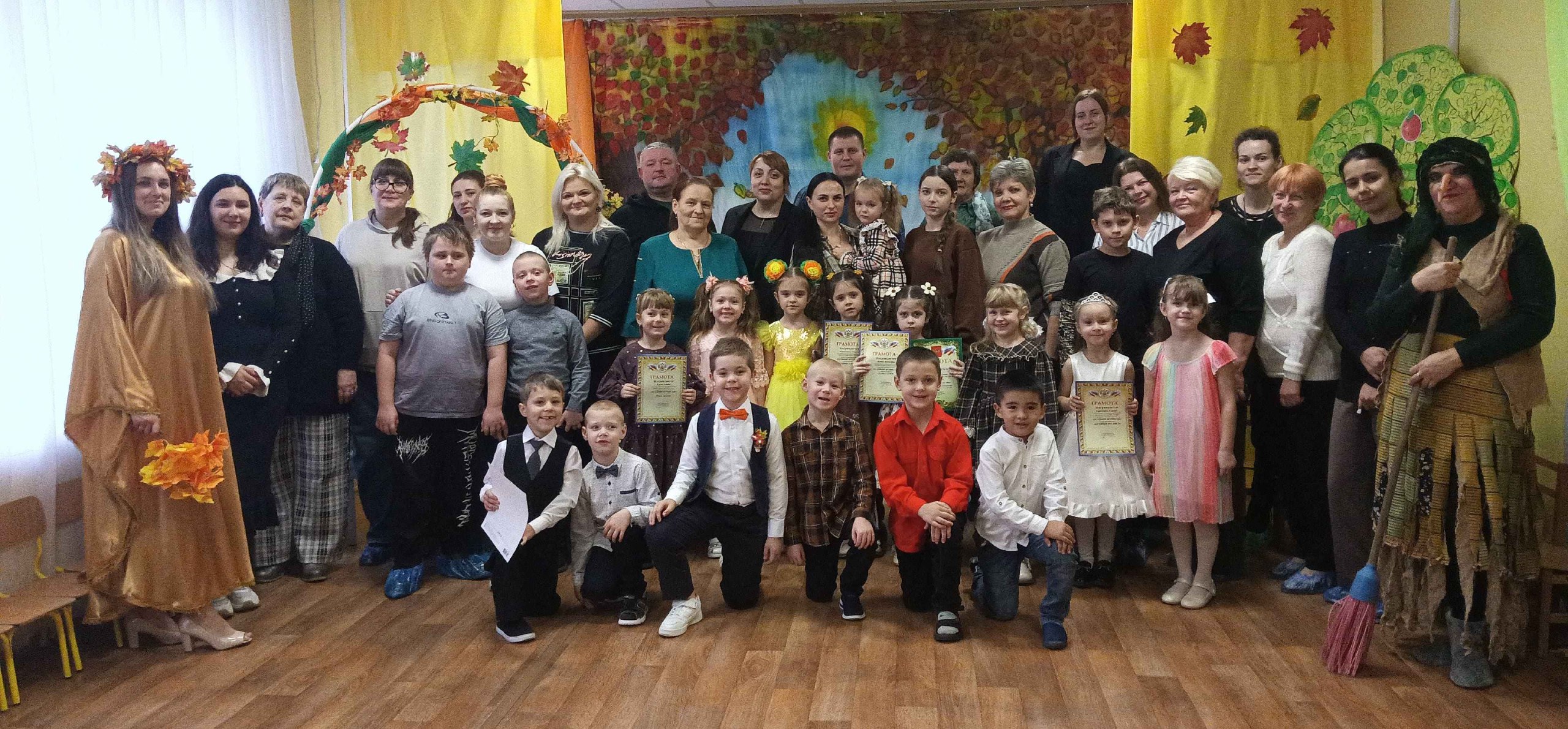 Осенние утренники в детском саду – это всегда удивительные чудеса, волшебные краски, звонкий смех воспитанников, море улыбок и веселья Осенние утренники в детском саду – это всегда удивительные чудеса, волшебные краски, звонкий смех воспитанников, море улыбок и веселья