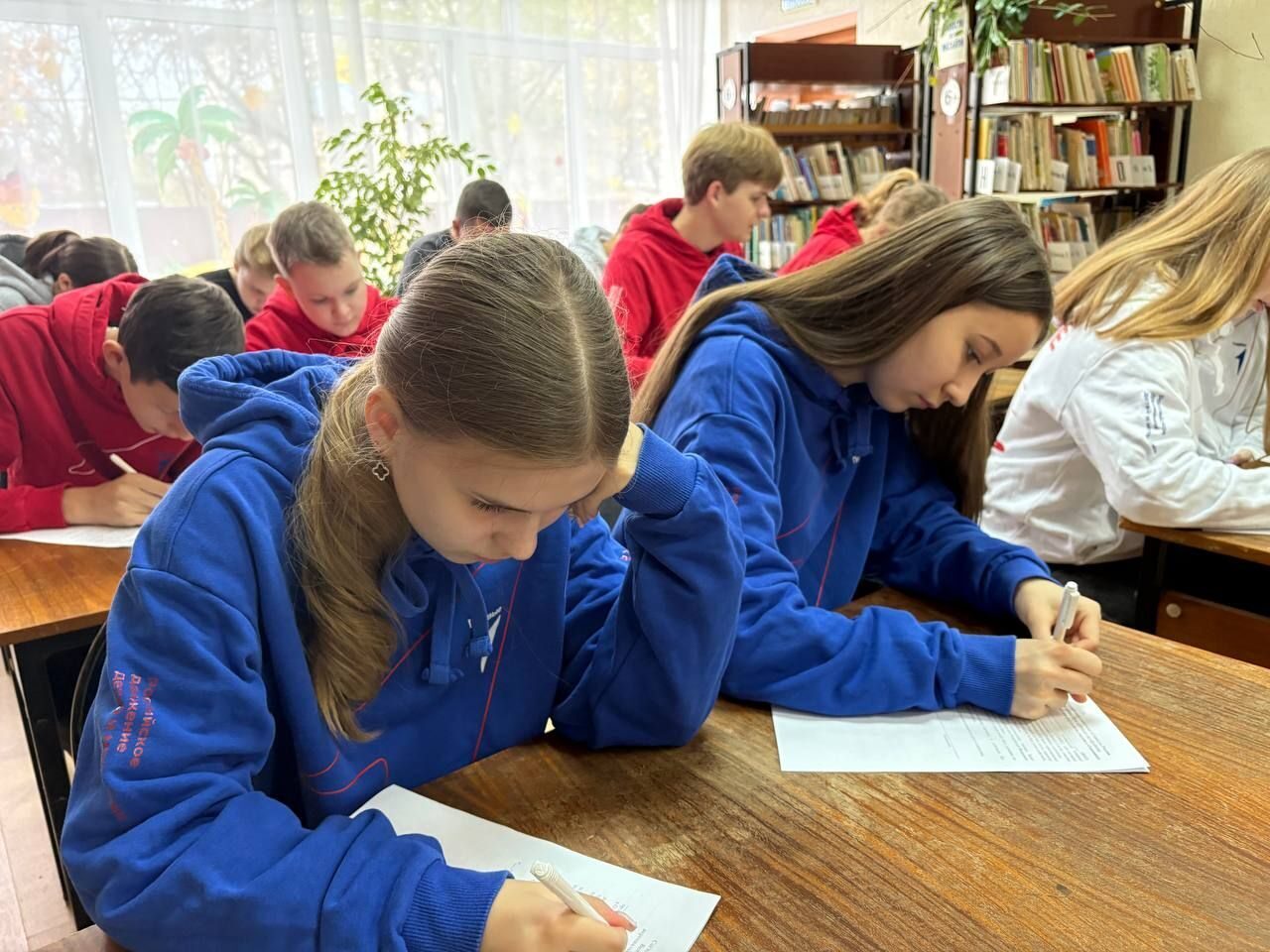 30 октября в Клинцовской детской библиотеке состоялся первый муниципальный этап ежегодной Всероссийской олимпиады «Символы России», которая в этом году посвящена 80-летию Победы в Великой Отечественной войне 30 октября в Клинцовской детской библиотеке состоялся первый муниципальный этап ежегодной Всероссийской олимпиады «Символы России», которая в этом году посвящена 80-летию Победы в Великой Отечественной войне