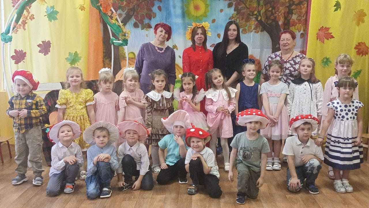 Осенние утренники в детском саду – это всегда удивительные чудеса, волшебные краски, звонкий смех воспитанников, море улыбок и веселья Осенние утренники в детском саду – это всегда удивительные чудеса, волшебные краски, звонкий смех воспитанников, море улыбок и веселья