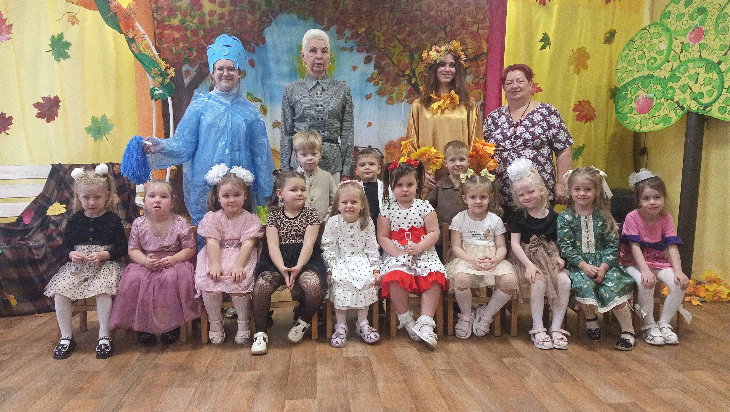 Осенние утренники в детском саду – это всегда удивительные чудеса, волшебные краски, звонкий смех воспитанников, море улыбок и веселья Осенние утренники в детском саду – это всегда удивительные чудеса, волшебные краски, звонкий смех воспитанников, море улыбок и веселья
