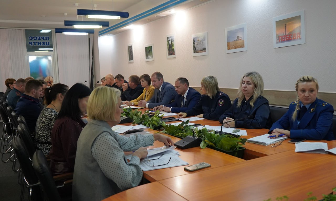 Брянские полицейские приняли участие в заседании комиссии по делам несовершеннолетних и защите их прав Брянские полицейские приняли участие в заседании комиссии по делам несовершеннолетних и защите их прав