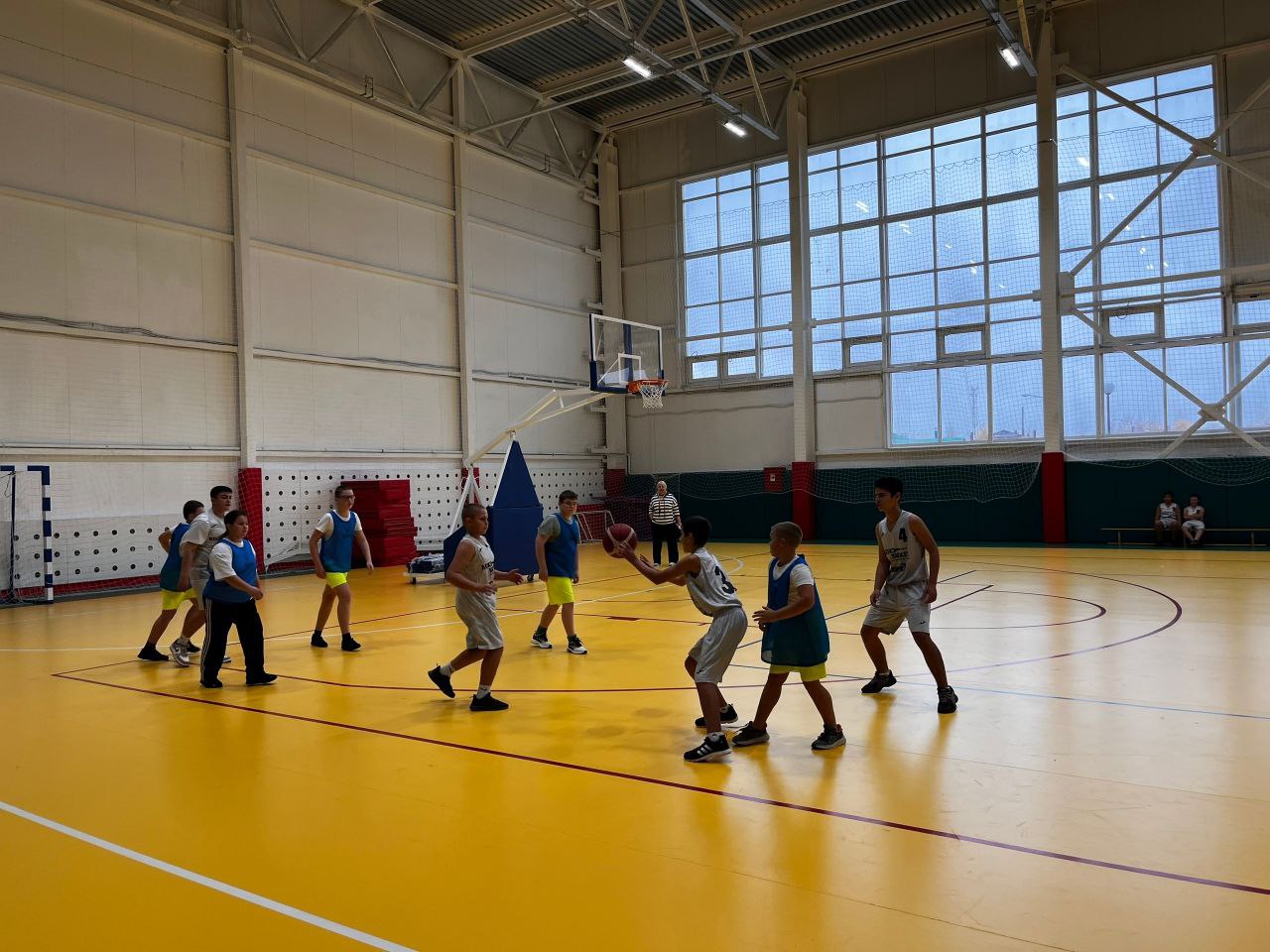 25 октября в стенах МАУ ФОК "Юность" прошли соревнования по баскетболу среди спортивных клубов школ Выгоничского района "ЛОКОБАСКЕТ-ШКОЛЬНАЯ ЛИГА ", посвященных памяти Героев СВО 25 октября в стенах МАУ ФОК "Юность" прошли соревнования по баскетболу среди спортивных клубов школ Выгоничского района "ЛОКОБАСКЕТ-ШКОЛЬНАЯ ЛИГА ", посвященных памяти Героев СВО