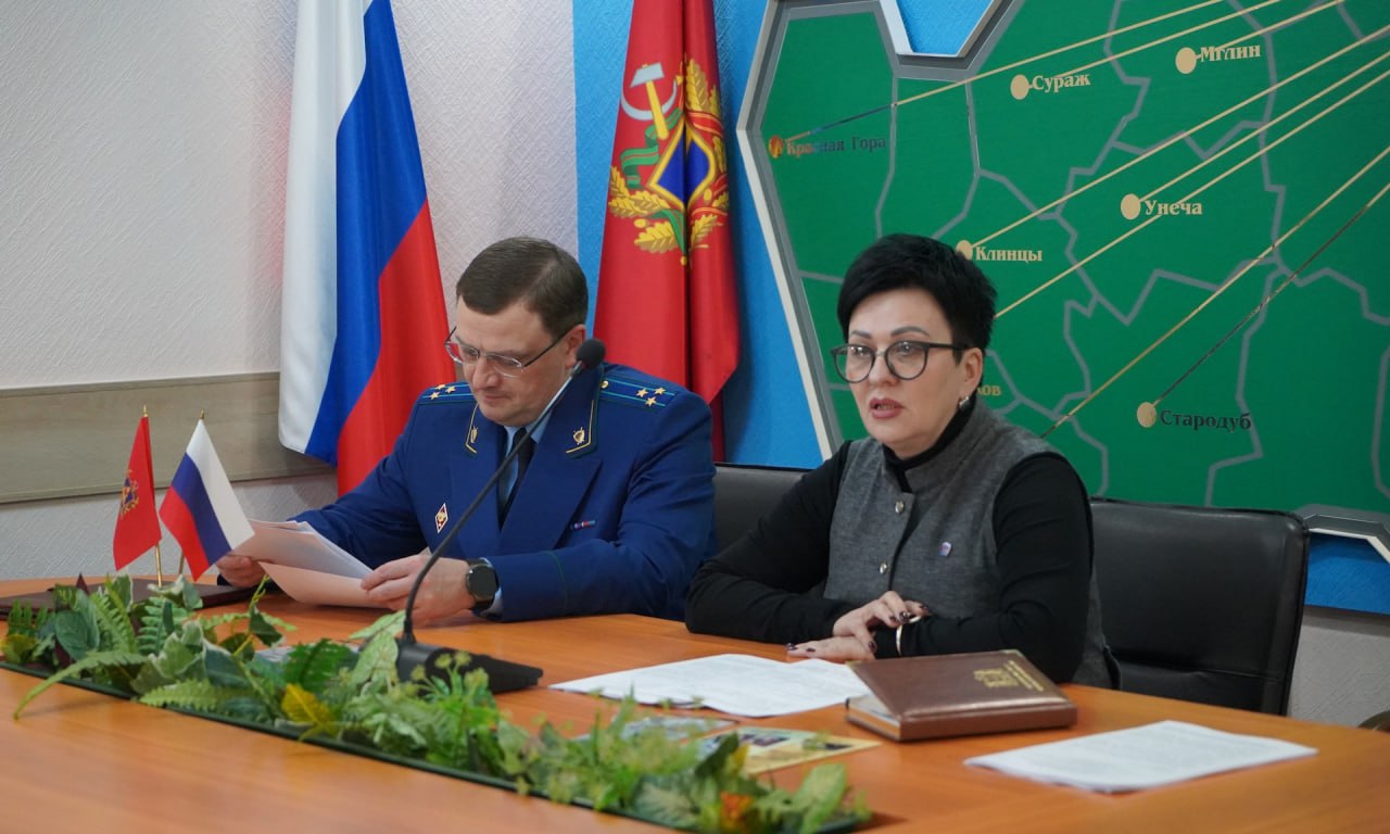 Брянские полицейские приняли участие в заседании комиссии по делам несовершеннолетних и защите их прав Брянские полицейские приняли участие в заседании комиссии по делам несовершеннолетних и защите их прав