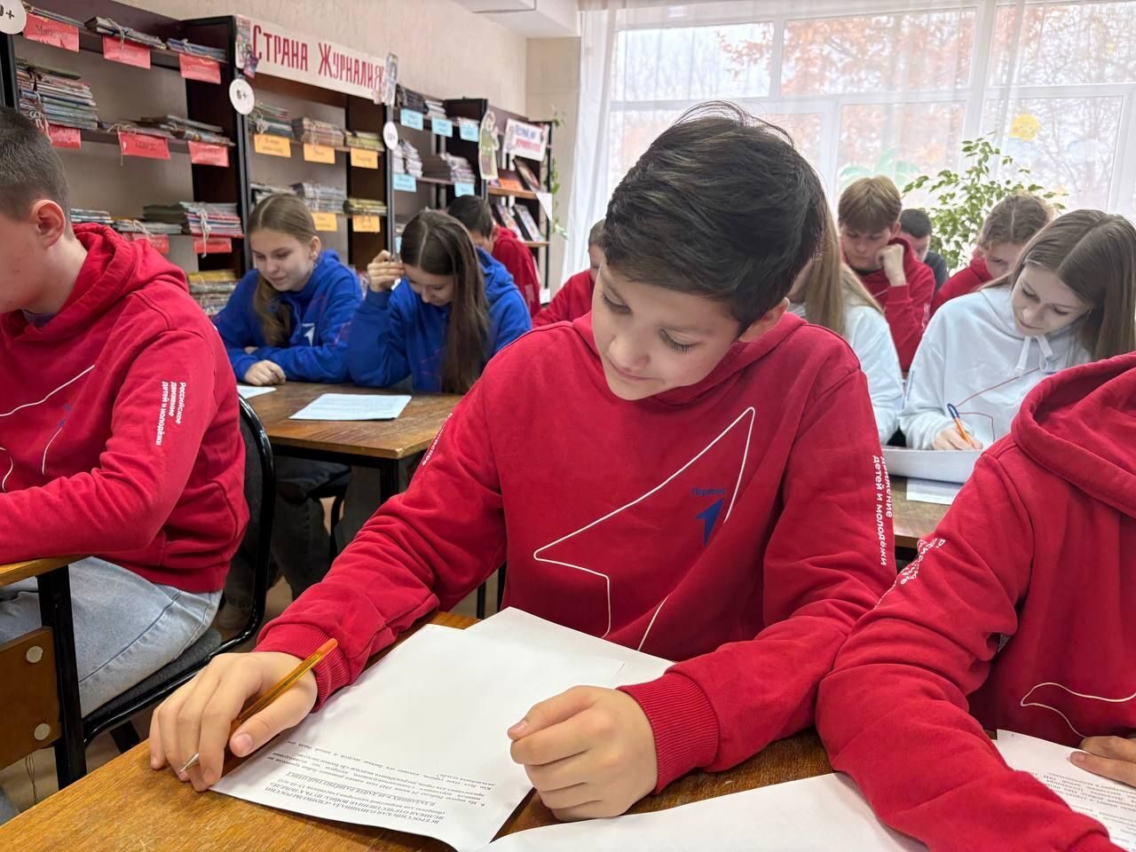 30 октября в Клинцовской детской библиотеке состоялся первый муниципальный этап ежегодной Всероссийской олимпиады «Символы России», которая в этом году посвящена 80-летию Победы в Великой Отечественной войне 30 октября в Клинцовской детской библиотеке состоялся первый муниципальный этап ежегодной Всероссийской олимпиады «Символы России», которая в этом году посвящена 80-летию Победы в Великой Отечественной войне