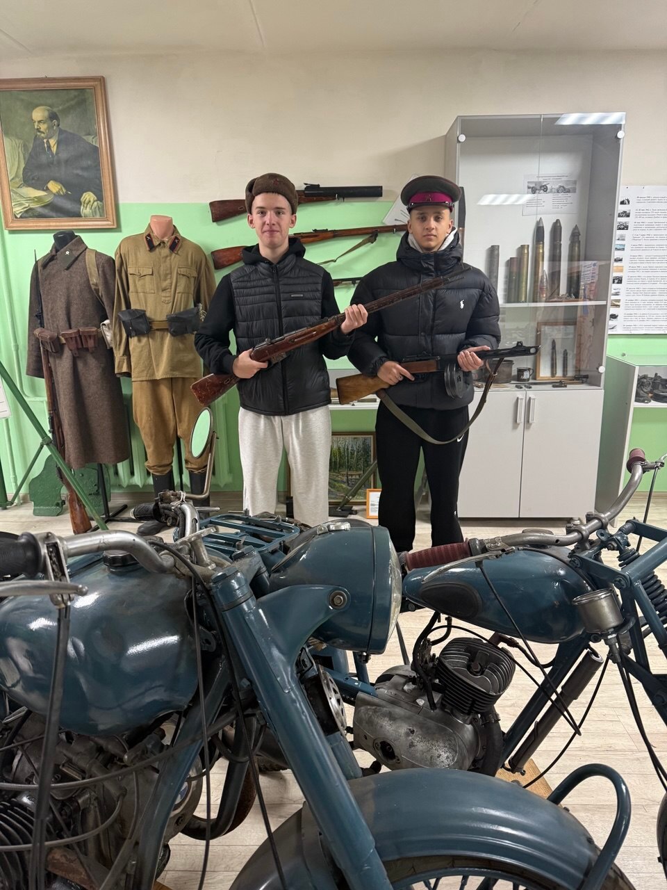 31 октября 2025 года обучающиеся 9-11 классов МБОУ-Ардонской СОШ в рамках патриотического воспитания приняли участие в интерактивной выставке «Русь Великая», которая состоялась на базе ДОСААФ г.Клинцы 31 октября 2025 года обучающиеся 9-11 классов МБОУ-Ардонской СОШ в рамках патриотического воспитания приняли участие в интерактивной выставке «Русь Великая», которая состоялась на базе ДОСААФ г.Клинцы