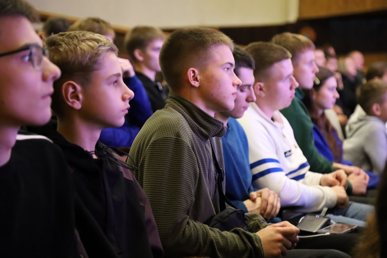 Сергей Лавокин: В преддверии Дня народного единства в Большом зале Локотского Дома культуры им. А.П. Менякина состоялась "Классная встреча" Сергей Лавокин: В преддверии Дня народного единства в Большом зале Локотского Дома культуры им. А.П. Менякина состоялась "Классная встреча"