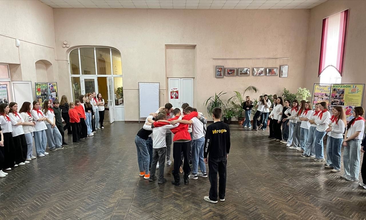 Накануне Всероссийского праздника «День народного единства» в МБОУ-СОШ №2 им.А.И.Герцена вместе с партнёрами – АНО Центром социального развития «ДЕЙСТВУЙ» и волонтёрами отряда "Росток" для обучающихся 7-х классов прошло... Накануне Всероссийского праздника «День народного единства» в МБОУ-СОШ №2 им.А.И.Герцена вместе с партнёрами – АНО Центром социального развития «ДЕЙСТВУЙ» и волонтёрами отряда "Росток" для обучающихся 7-х классов прошло...