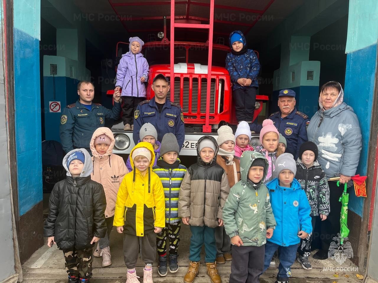 Пожарные провели экскурсию для севских дошколят Пожарные провели экскурсию для севских дошколят