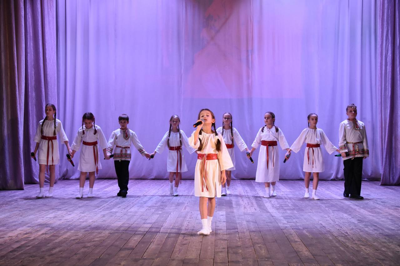 В городе Дятьково прошёл праздничный концерт «Под флагом единства» Ежегодно 4 ноября в России отмечается государственный праздник – День народного единства В городе Дятьково прошёл праздничный концерт «Под флагом единства» Ежегодно 4 ноября в России отмечается государственный праздник – День народного единства