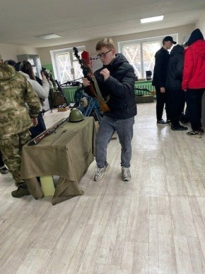 30 октября 2025 года обучающиеся 9-10 классов МБОУ – СОШ №7 посетили выставку «Русь Великая» в Клинцовской ТШ ДОСААФ