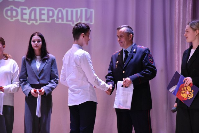 В городе Дятьково прошёл праздничный концерт «Под флагом единства» Ежегодно 4 ноября в России отмечается государственный праздник – День народного единства В городе Дятьково прошёл праздничный концерт «Под флагом единства» Ежегодно 4 ноября в России отмечается государственный праздник – День народного единства