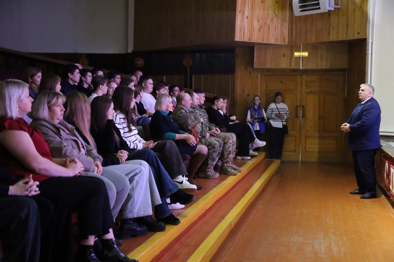 Сергей Лавокин: В преддверии Дня народного единства в Большом зале Локотского Дома культуры им. А.П. Менякина состоялась "Классная встреча" Сергей Лавокин: В преддверии Дня народного единства в Большом зале Локотского Дома культуры им. А.П. Менякина состоялась "Классная встреча"