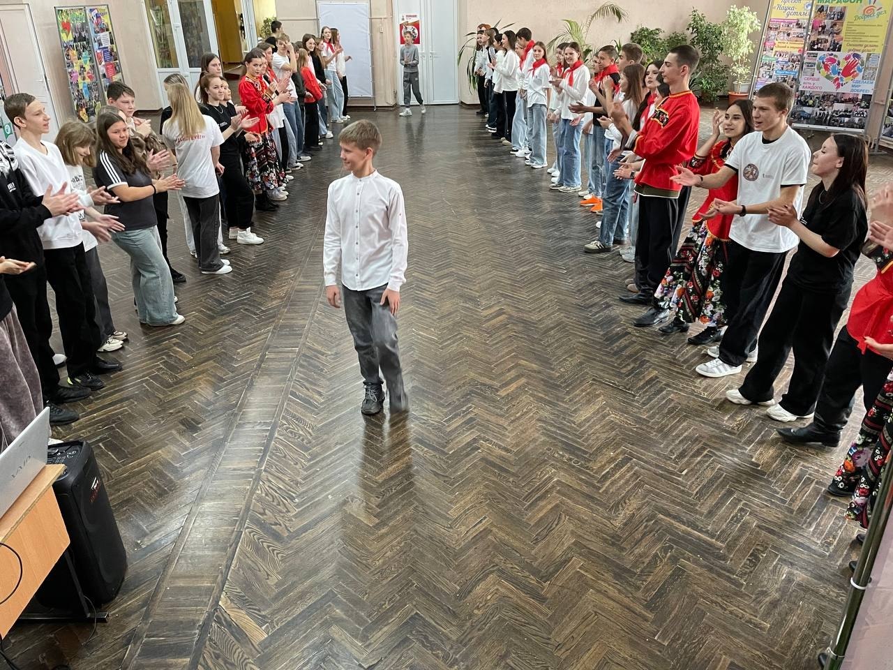 Накануне Всероссийского праздника «День народного единства» в МБОУ-СОШ №2 им.А.И.Герцена вместе с партнёрами – АНО Центром социального развития «ДЕЙСТВУЙ» и волонтёрами отряда "Росток" для обучающихся 7-х классов прошло... Накануне Всероссийского праздника «День народного единства» в МБОУ-СОШ №2 им.А.И.Герцена вместе с партнёрами – АНО Центром социального развития «ДЕЙСТВУЙ» и волонтёрами отряда "Росток" для обучающихся 7-х классов прошло...