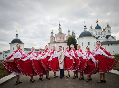Брянские студенты областного колледжа искусств отделения «Хоровое народное пение» сняли видеоролик на территории Свенского монастыря в рамках Всероссийской акции ко Дню народного единства