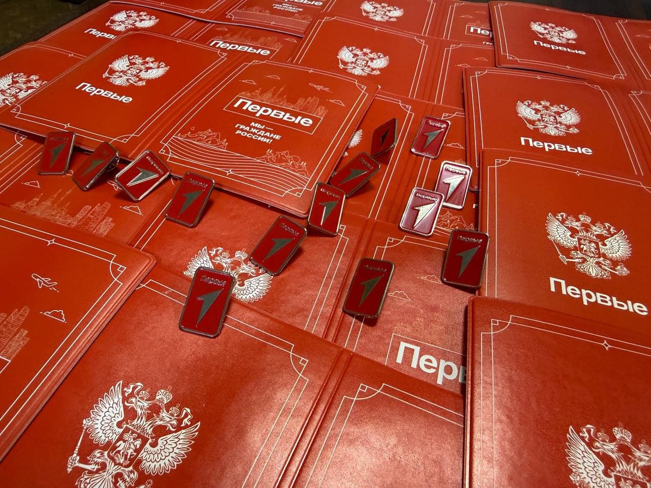 В преддверии Дня народного единства в рамках Всероссийского проекта «Мы-граждане России!» наши юные жители впервые получили свои самые важные документы – паспорта граждан Российской Федерации! В преддверии Дня народного единства в рамках Всероссийского проекта «Мы-граждане России!» наши юные жители впервые получили свои самые важные документы – паспорта граждан Российской Федерации!