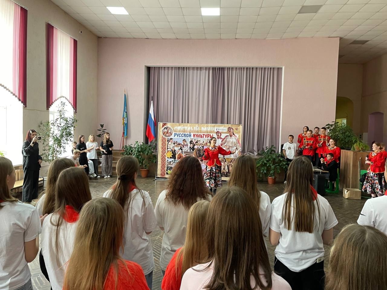 Накануне Всероссийского праздника «День народного единства» в МБОУ-СОШ №2 им.А.И.Герцена вместе с партнёрами – АНО Центром социального развития «ДЕЙСТВУЙ» и волонтёрами отряда "Росток" для обучающихся 7-х классов прошло... Накануне Всероссийского праздника «День народного единства» в МБОУ-СОШ №2 им.А.И.Герцена вместе с партнёрами – АНО Центром социального развития «ДЕЙСТВУЙ» и волонтёрами отряда "Росток" для обучающихся 7-х классов прошло...