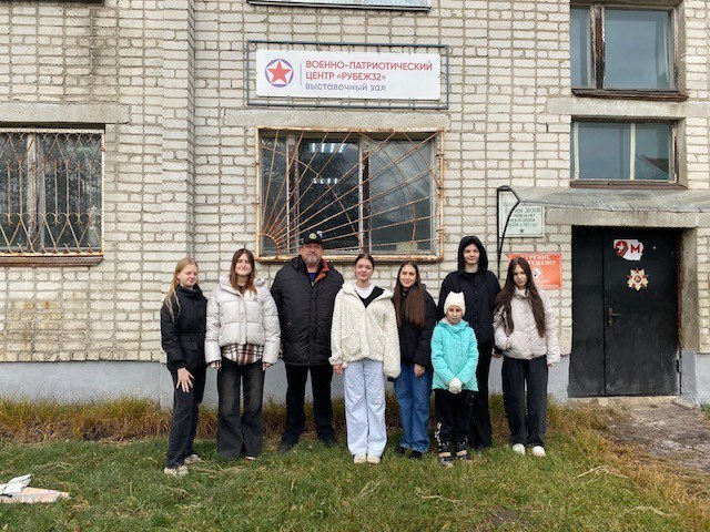 30 октября 2025 года обучающиеся 9-10 классов МБОУ – СОШ №7 посетили выставку «Русь Великая» в Клинцовской ТШ ДОСААФ 30 октября 2025 года обучающиеся 9-10 классов МБОУ – СОШ №7 посетили выставку «Русь Великая» в Клинцовской ТШ ДОСААФ