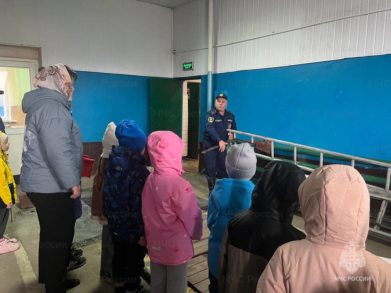 Пожарные провели экскурсию для севских дошколят Пожарные провели экскурсию для севских дошколят