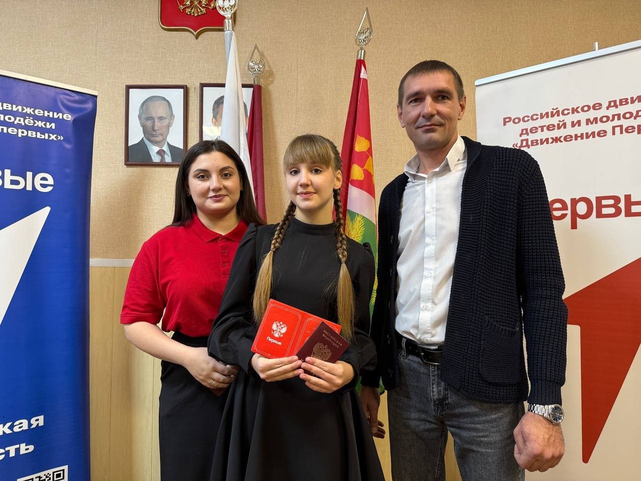 В преддверии Дня народного единства в рамках Всероссийского проекта «Мы-граждане России!» наши юные жители впервые получили свои самые важные документы – паспорта граждан Российской Федерации! В преддверии Дня народного единства в рамках Всероссийского проекта «Мы-граждане России!» наши юные жители впервые получили свои самые важные документы – паспорта граждан Российской Федерации!