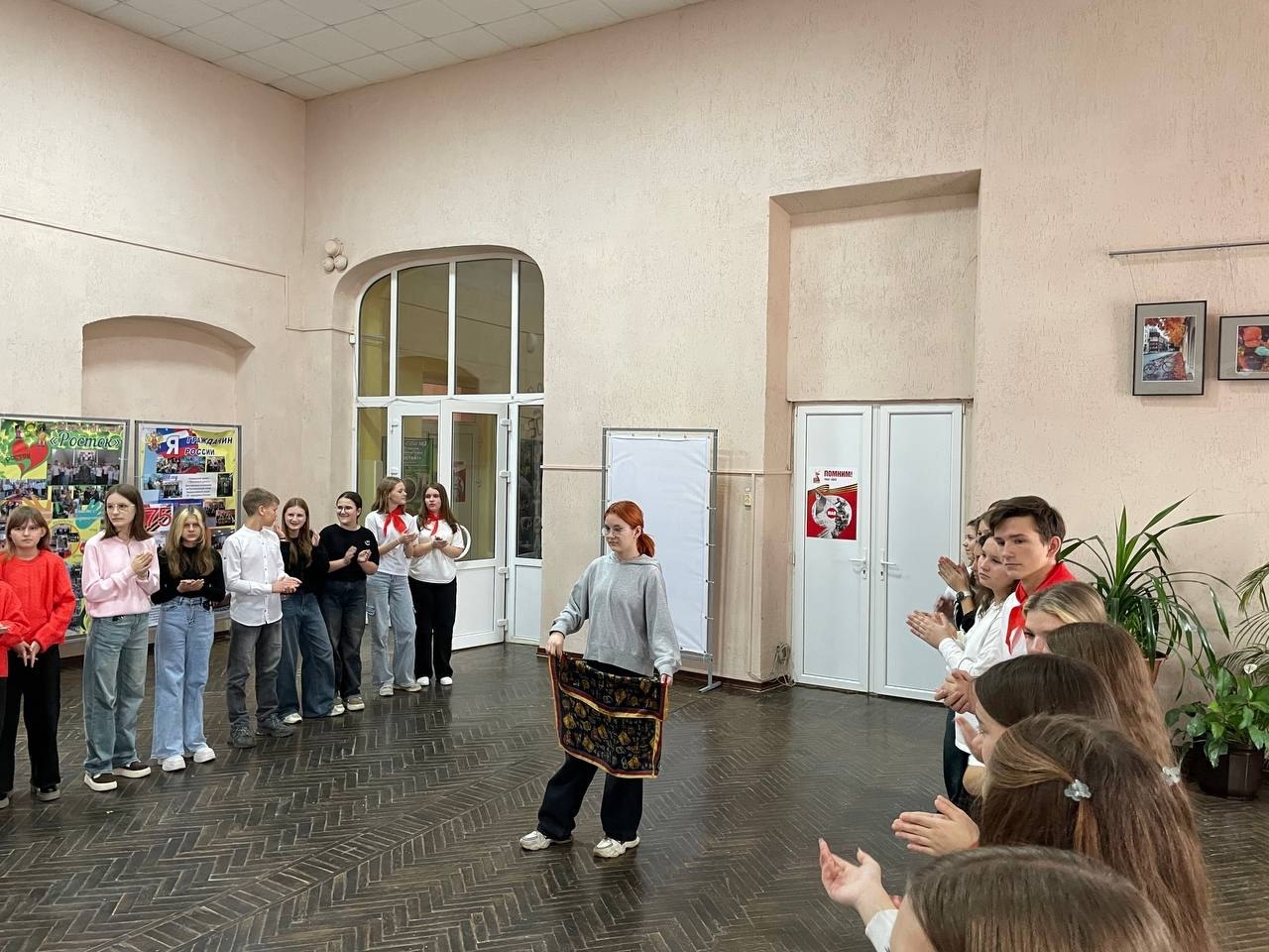 Накануне Всероссийского праздника «День народного единства» в МБОУ-СОШ №2 им.А.И.Герцена вместе с партнёрами – АНО Центром социального развития «ДЕЙСТВУЙ» и волонтёрами отряда "Росток" для обучающихся 7-х классов прошло... Накануне Всероссийского праздника «День народного единства» в МБОУ-СОШ №2 им.А.И.Герцена вместе с партнёрами – АНО Центром социального развития «ДЕЙСТВУЙ» и волонтёрами отряда "Росток" для обучающихся 7-х классов прошло...