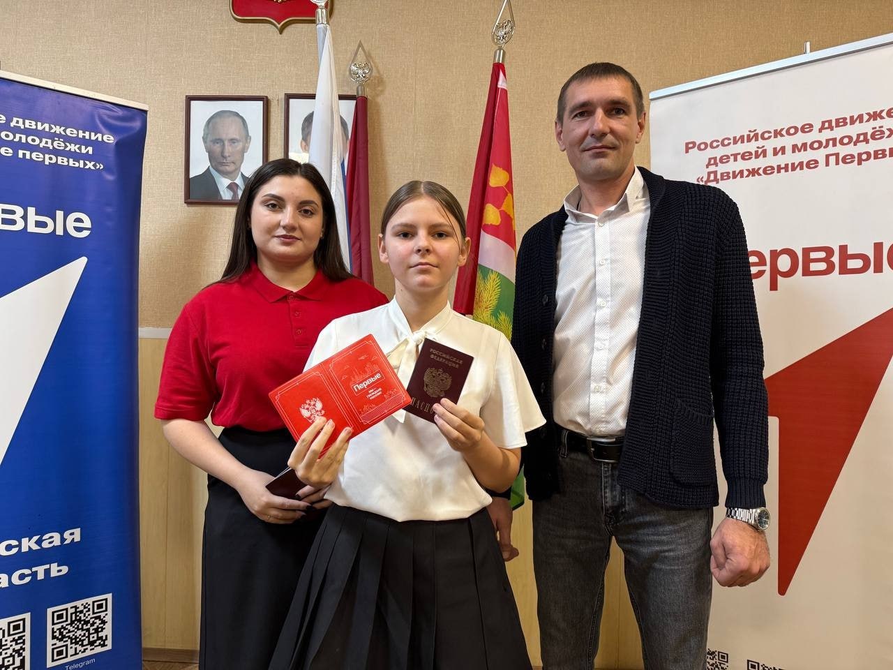 В преддверии Дня народного единства в рамках Всероссийского проекта «Мы-граждане России!» наши юные жители впервые получили свои самые важные документы – паспорта граждан Российской Федерации! В преддверии Дня народного единства в рамках Всероссийского проекта «Мы-граждане России!» наши юные жители впервые получили свои самые важные документы – паспорта граждан Российской Федерации!