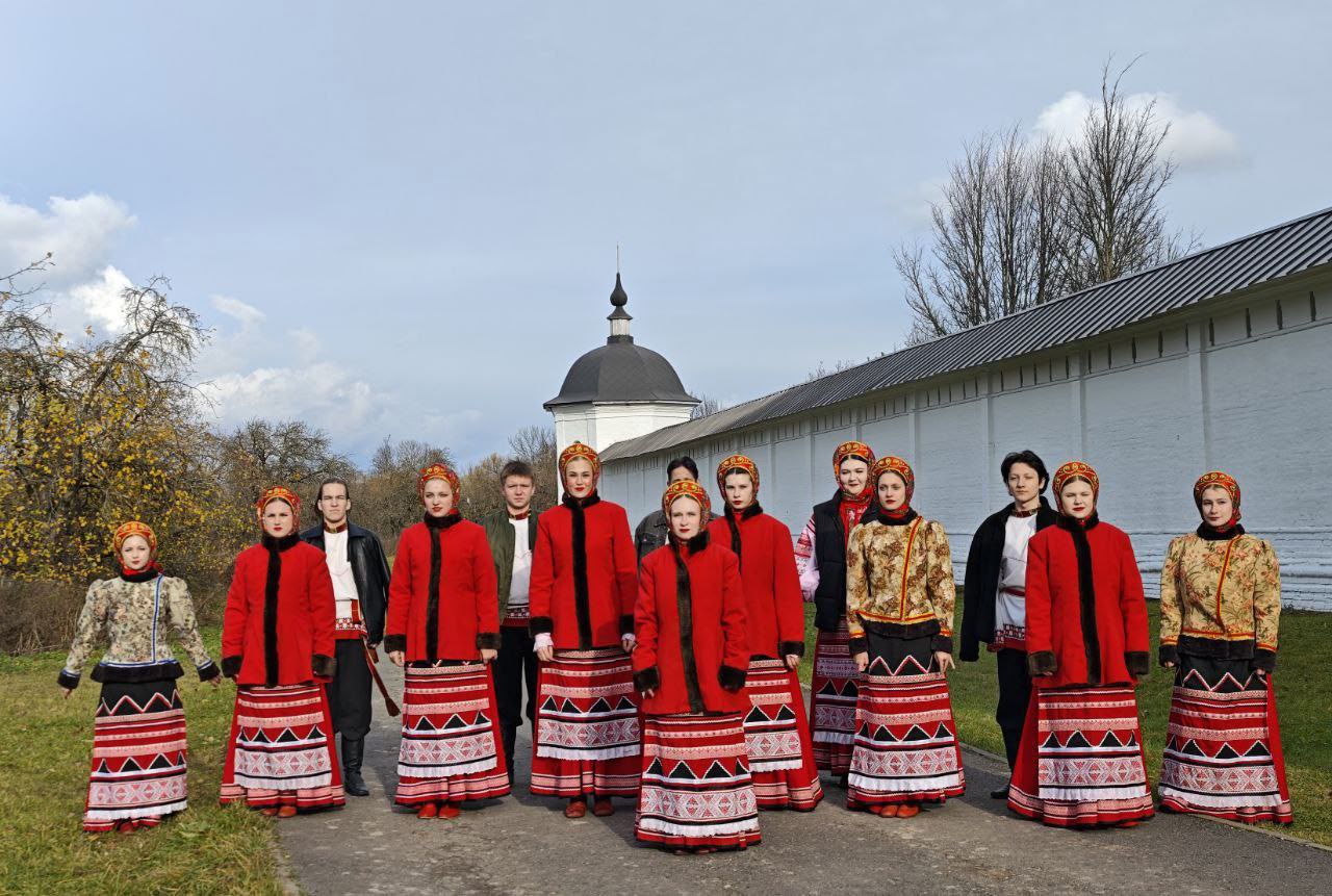 Брянские студенты областного колледжа искусств отделения «Хоровое народное пение» сняли видеоролик на территории Свенского монастыря в рамках Всероссийской акции ко Дню народного единства Брянские студенты областного колледжа искусств отделения «Хоровое народное пение» сняли видеоролик на территории Свенского монастыря в рамках Всероссийской акции ко Дню народного единства