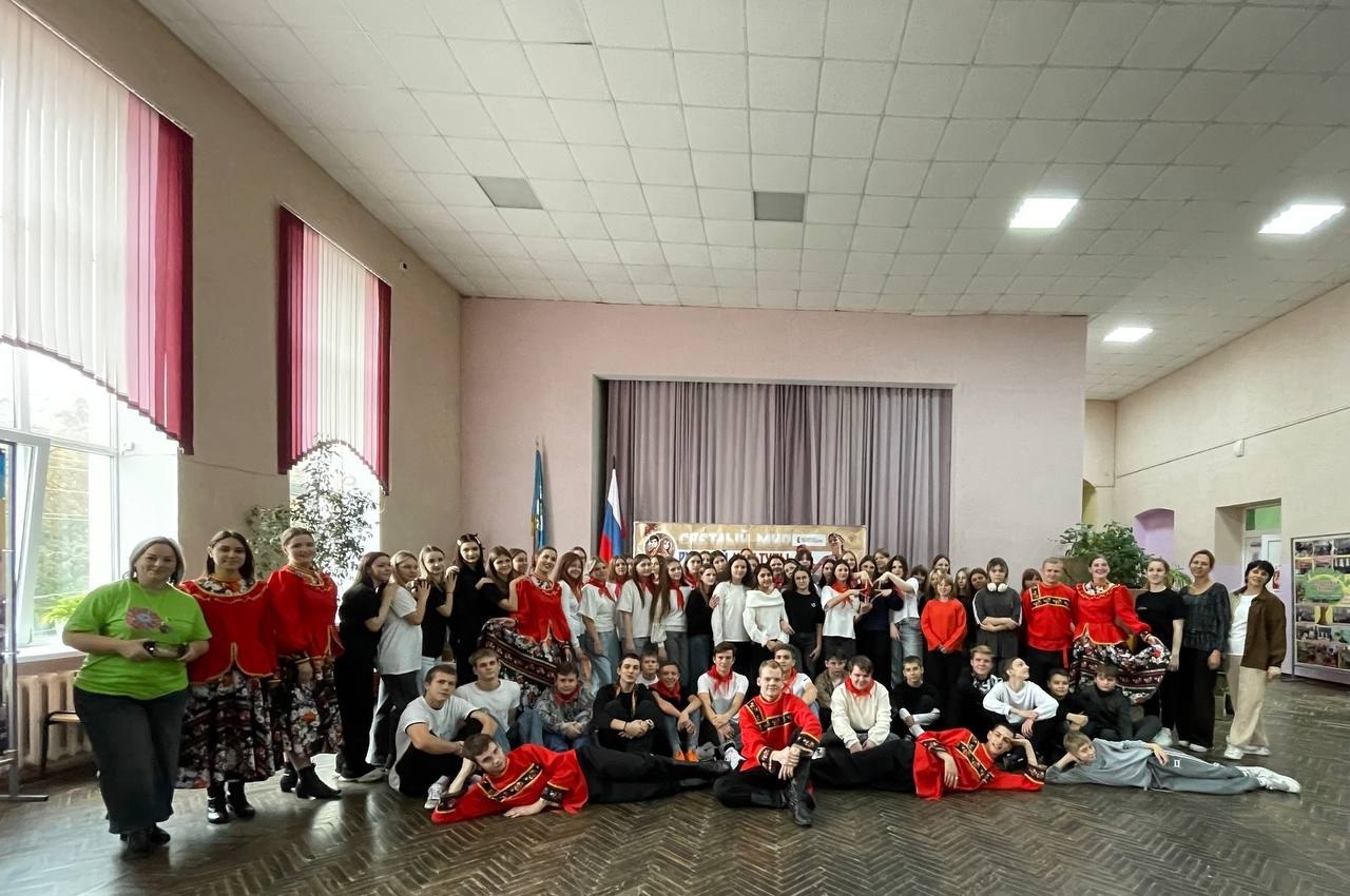 Накануне Всероссийского праздника «День народного единства» в МБОУ-СОШ №2 им.А.И.Герцена вместе с партнёрами – АНО Центром социального развития «ДЕЙСТВУЙ» и волонтёрами отряда "Росток" для обучающихся 7-х классов прошло... Накануне Всероссийского праздника «День народного единства» в МБОУ-СОШ №2 им.А.И.Герцена вместе с партнёрами – АНО Центром социального развития «ДЕЙСТВУЙ» и волонтёрами отряда "Росток" для обучающихся 7-х классов прошло...