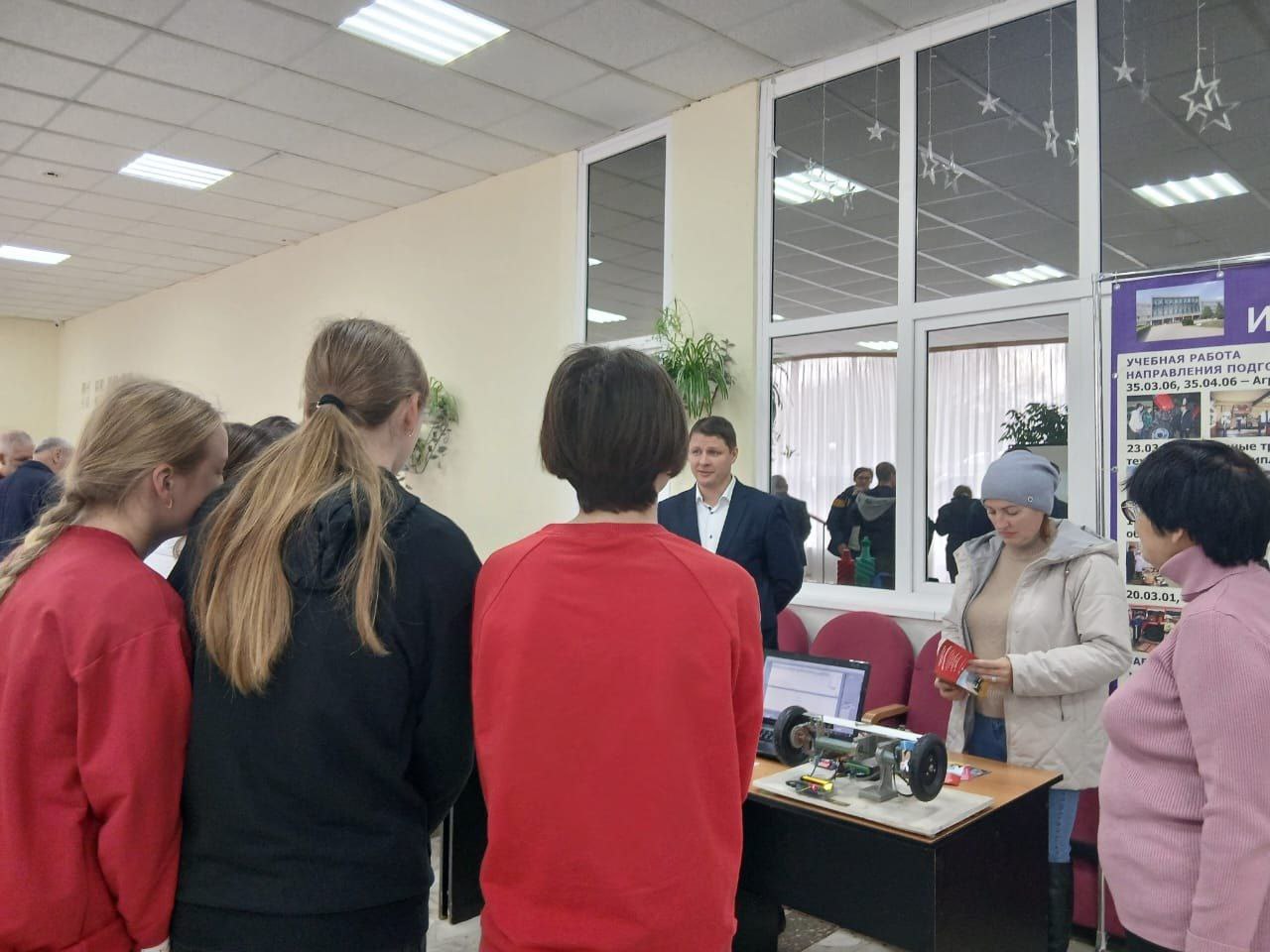 31 октября в Брянском ГАУ прошёл день открытых дверей, в котором приняли участие ученики Агротехкласса МБОУ Хмелевская ООШ совместно с преподавателями 31 октября в Брянском ГАУ прошёл день открытых дверей, в котором приняли участие ученики Агротехкласса МБОУ Хмелевская ООШ совместно с преподавателями