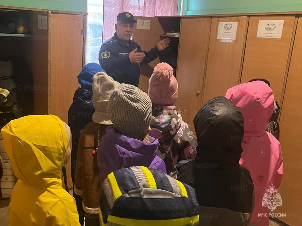 Пожарные провели экскурсию для севских дошколят Пожарные провели экскурсию для севских дошколят