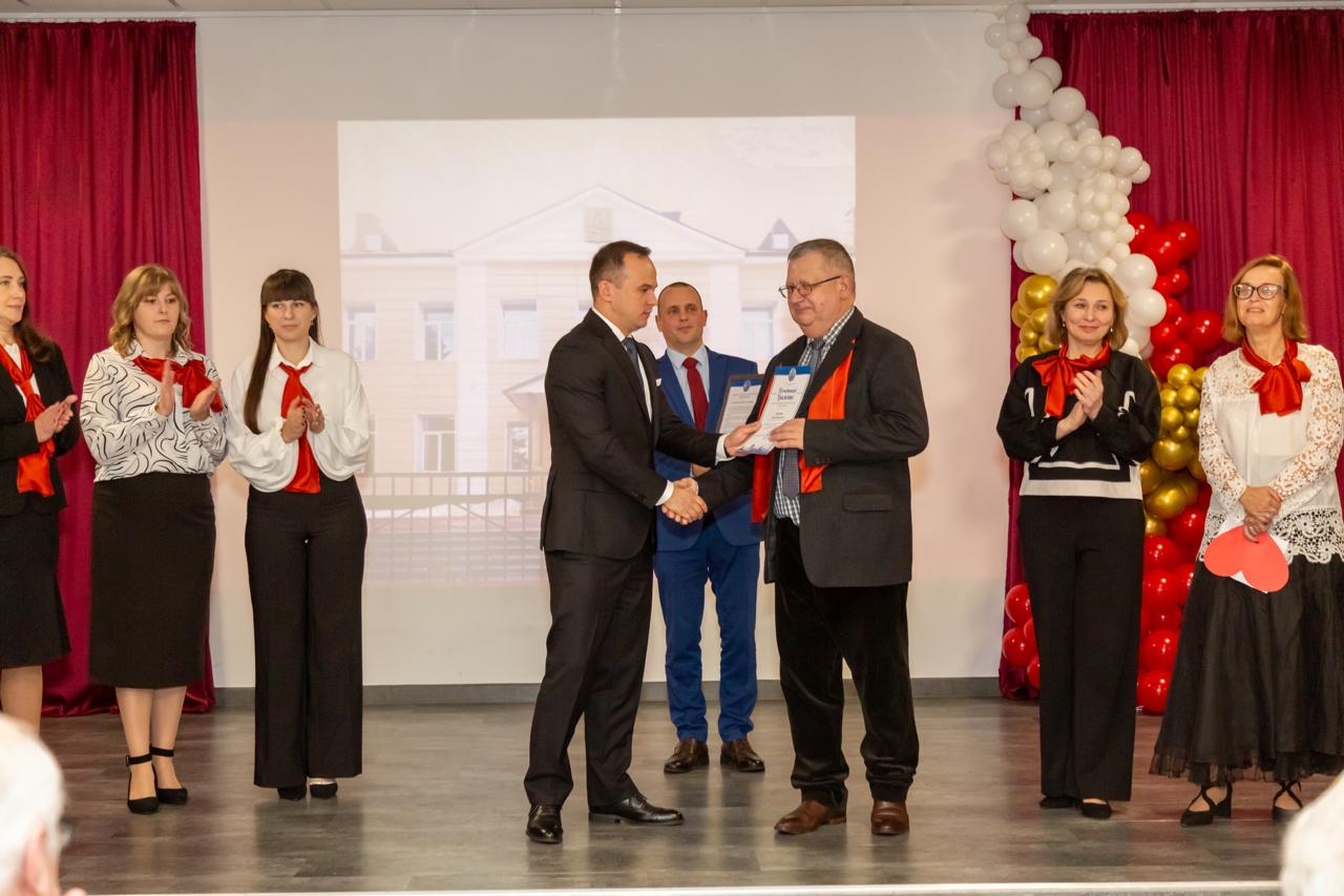 Школе №5 - 75!. Свой 75-й день рождения отметила брянская школа №5 имени Клавдии Ивановны Пушновой Школе №5 - 75!. Свой 75-й день рождения отметила брянская школа №5 имени Клавдии Ивановны Пушновой