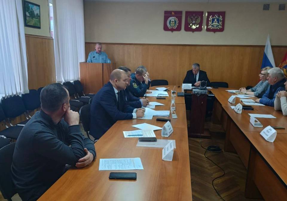 31 октября в администрации Унечского района состоялось заседание комиссии по предупреждению и ликвидации чрезвычайных ситуаций и обеспечению пожарной безопасности в Унечском районе по вопросам: 31 октября в администрации Унечского района состоялось заседание комиссии по предупреждению и ликвидации чрезвычайных ситуаций и обеспечению пожарной безопасности в Унечском районе по вопросам: