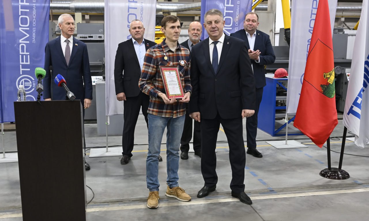 Александр Богомаз: Сегодня вместе с председателем комитета Государственной Думы по физической культуре и спорту Олегом Васильевичем Матыциным посетил ООО «Термотрон-завод» Александр Богомаз: Сегодня вместе с председателем комитета Государственной Думы по физической культуре и спорту Олегом Васильевичем Матыциным посетил ООО «Термотрон-завод»