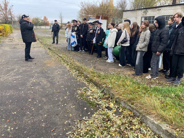 30 октября 2025 года обучающиеся 9-10 классов МБОУ – СОШ №7 посетили выставку «Русь Великая» в Клинцовской ТШ ДОСААФ 30 октября 2025 года обучающиеся 9-10 классов МБОУ – СОШ №7 посетили выставку «Русь Великая» в Клинцовской ТШ ДОСААФ