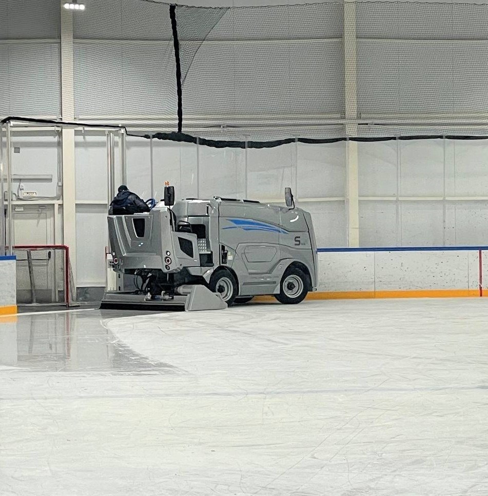 Подготовка льда в Ледовом Дворце «Пересвет» Подготовка льда в Ледовом Дворце «Пересвет»