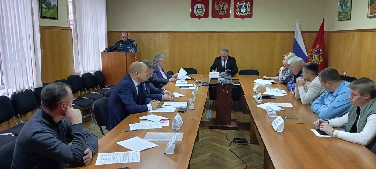 31 октября в администрации Унечского района состоялось заседание комиссии по предупреждению и ликвидации чрезвычайных ситуаций и обеспечению пожарной безопасности в Унечском районе по вопросам: 31 октября в администрации Унечского района состоялось заседание комиссии по предупреждению и ликвидации чрезвычайных ситуаций и обеспечению пожарной безопасности в Унечском районе по вопросам: