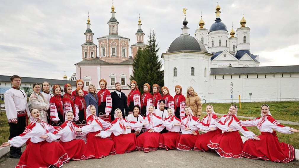 Брянские студенты областного колледжа искусств отделения «Хоровое народное пение» сняли видеоролик на территории Свенского монастыря в рамках Всероссийской акции ко Дню народного единства Брянские студенты областного колледжа искусств отделения «Хоровое народное пение» сняли видеоролик на территории Свенского монастыря в рамках Всероссийской акции ко Дню народного единства