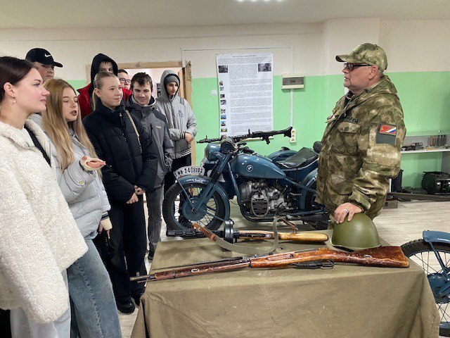 30 октября 2025 года обучающиеся 9-10 классов МБОУ – СОШ №7 посетили выставку «Русь Великая» в Клинцовской ТШ ДОСААФ 30 октября 2025 года обучающиеся 9-10 классов МБОУ – СОШ №7 посетили выставку «Русь Великая» в Клинцовской ТШ ДОСААФ